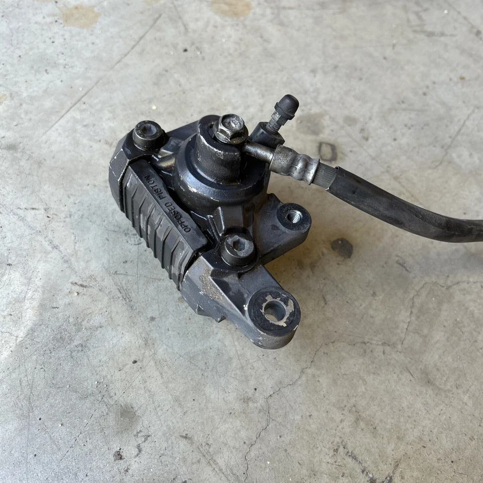 Главный цилиндр заднего тормоза 1993 - 1998 Suzuki GSXR1100W с задней педалью - Изображение 2 из 4