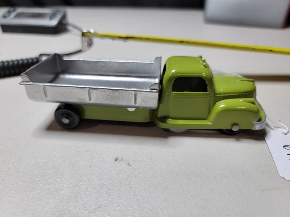 Camión de volteo TTb2 #676 International K5 Tootsietoy plateado y verde 6" repintado  Foto 2 de 4