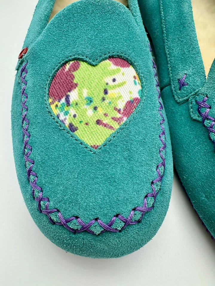 Zapatillas UGG Mocasín Verde con Recorte Corazón Talla 7 ¡Excelente Estado! Foto 3 de 4