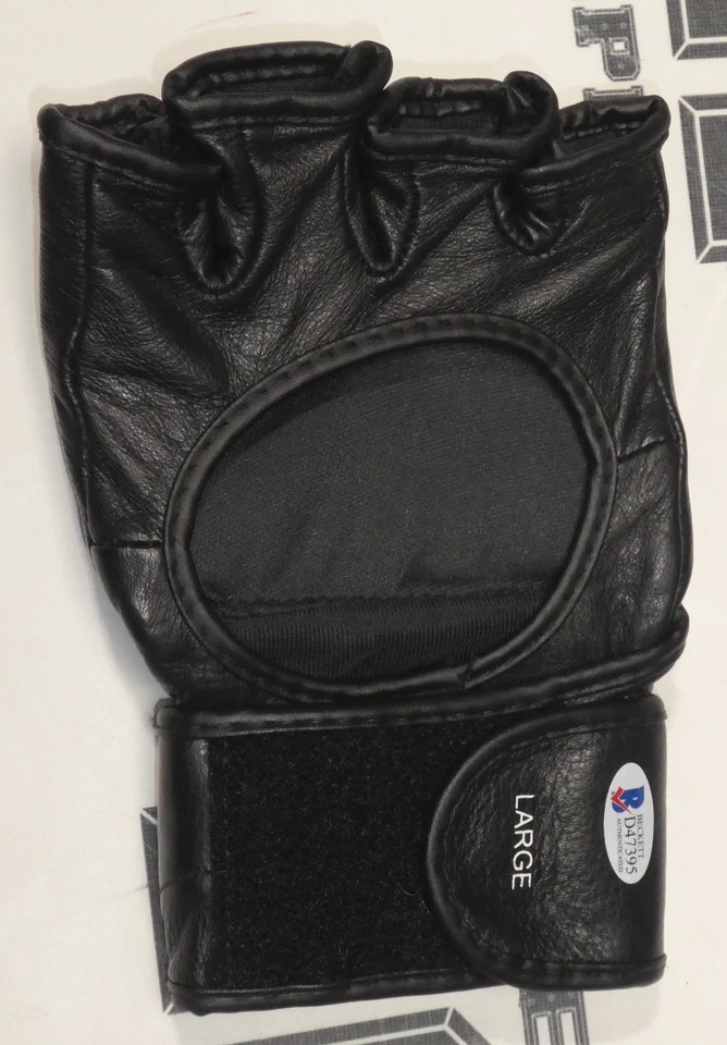 Luva de luta oficial assinada Junior Dos Santos UFC BAS Beckett certificado de autenticidade autógrafo 160 - Imagem 3 de 4