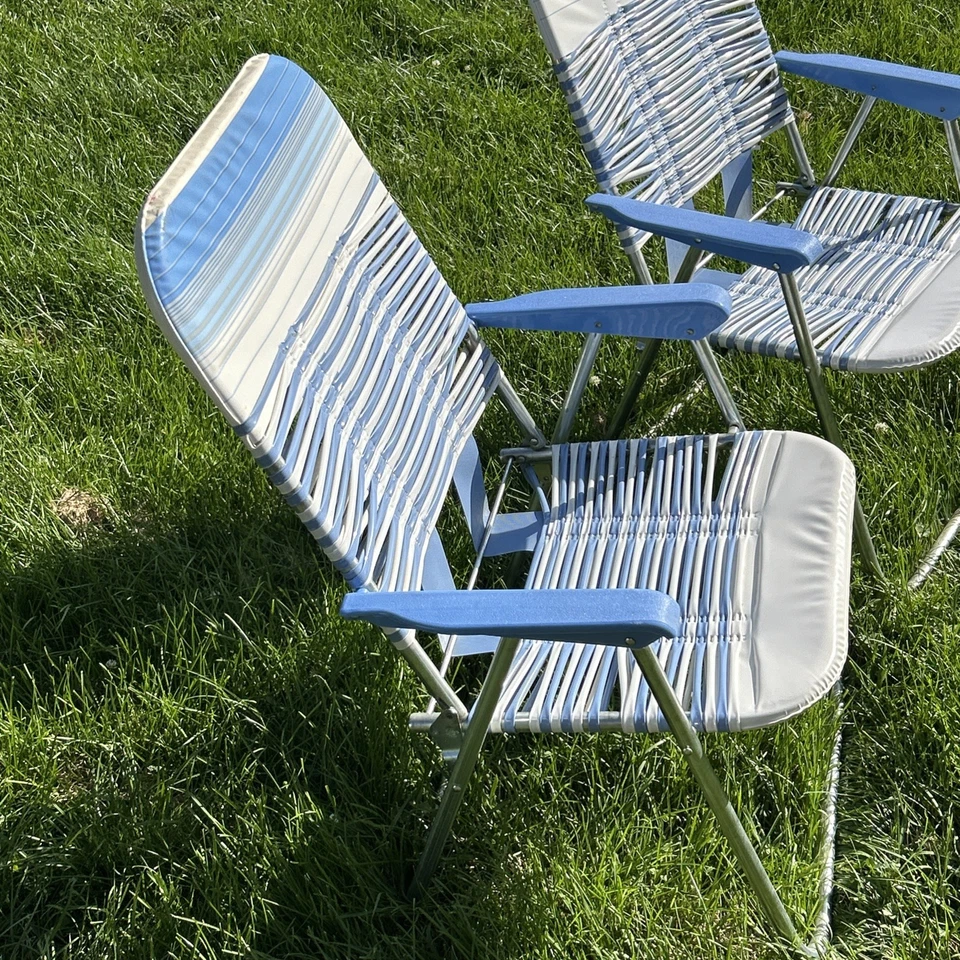 Par de cadeiras de gramado vintage dobráveis de vinil tubo de geléia branco e azul - alumínio - Imagem 3 de 4