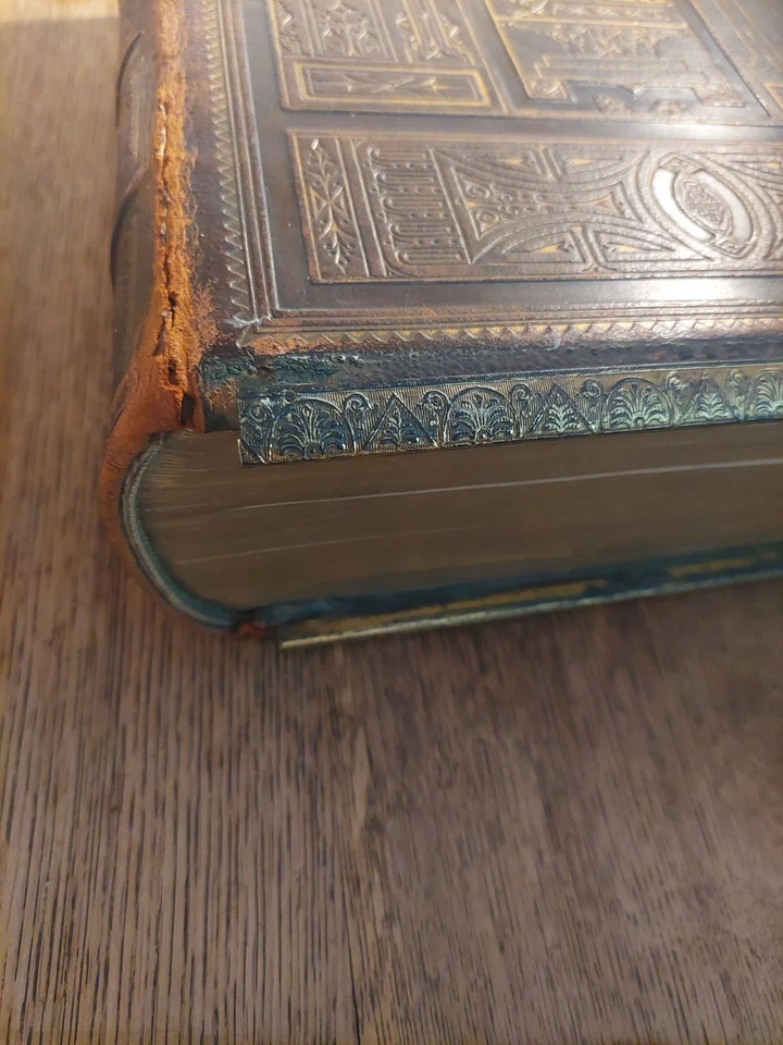 Large Antique Illustrated Family Bible: More Than 900 Engravings  Cassell  - Image 2 of 4