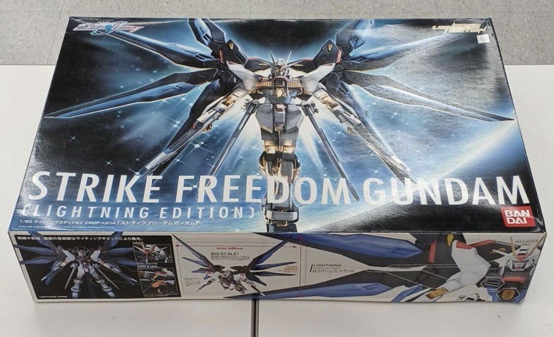 BANDAI 1/60 ZGMF-X20A Strike Freedom Gundam Lightning Edition