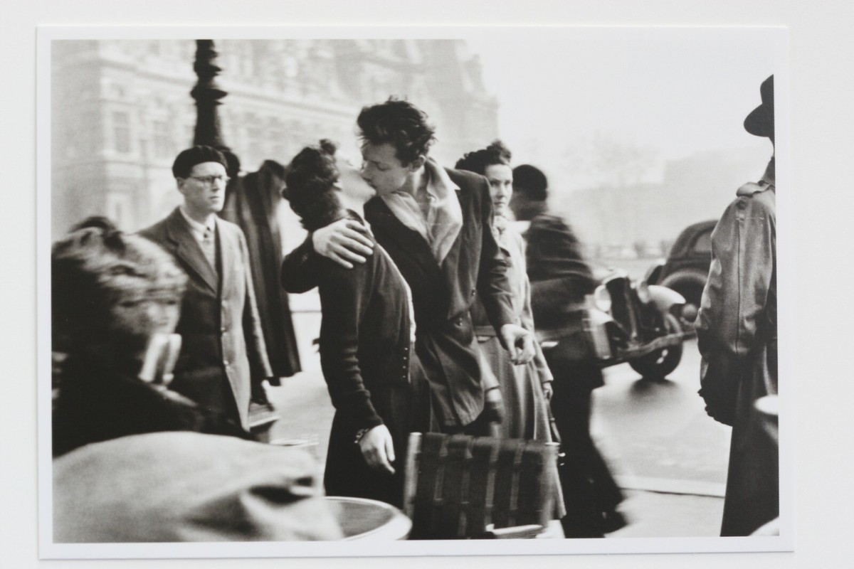KISS BY THE HOTEL DE VILLE, Paris, 1950 by ROBERT DOISNEAU Art
