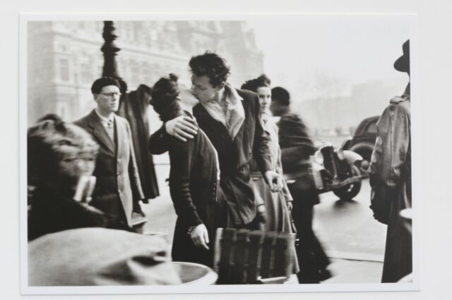KISS BY THE HOTEL DE VILLE Paris 1950 by ROBERT DOISNEAU Art-Postcard NEW