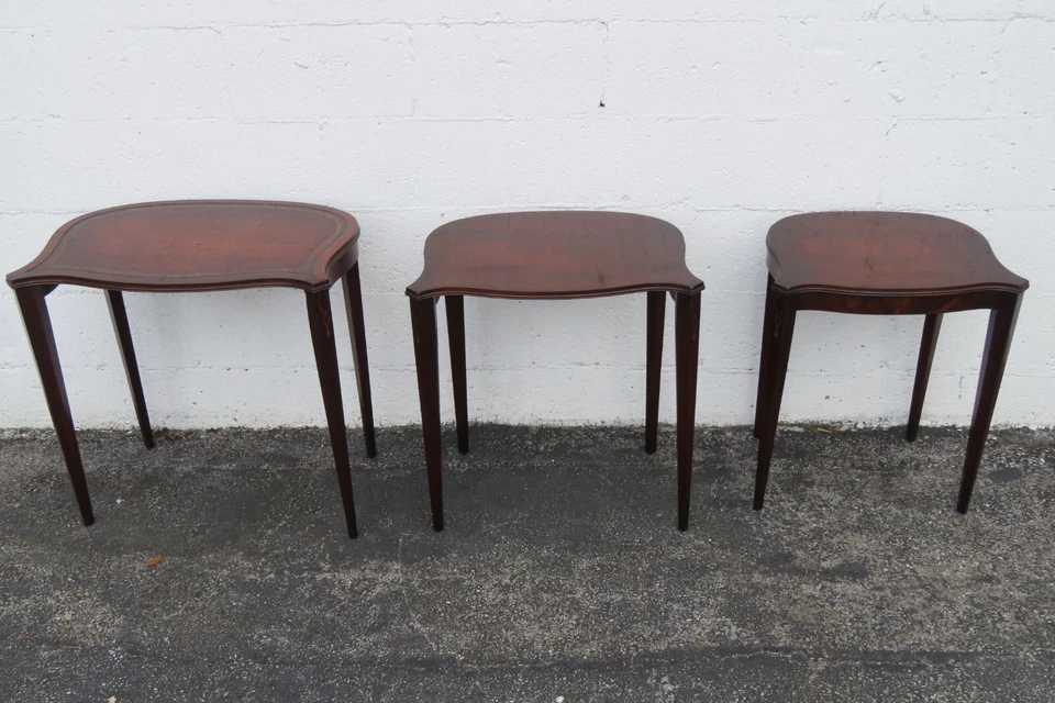 Juego de tres mesas laterales de caoba con incrustaciones de cuero de la década de 1940 3822 Foto 4 de 4