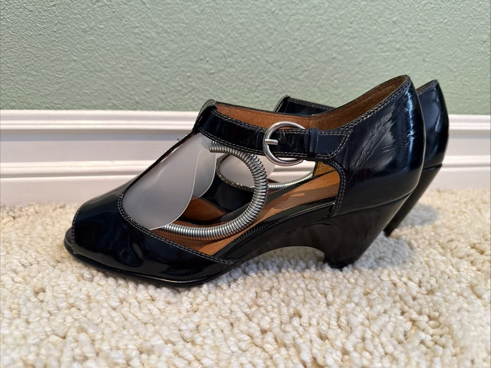 Tacones Peep Toe Fioni de charol negro talla 10 Academia, universitarios, preppy Foto 2 de 4