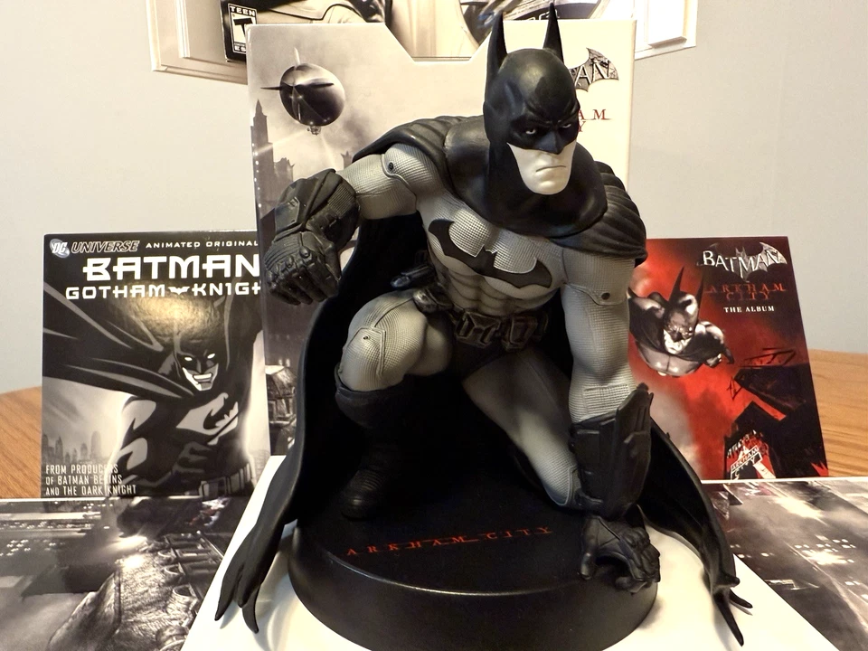 Batman Arkham City PS3 Boxed Set W/Figure Book Patch 2011 - Image 2 of 4