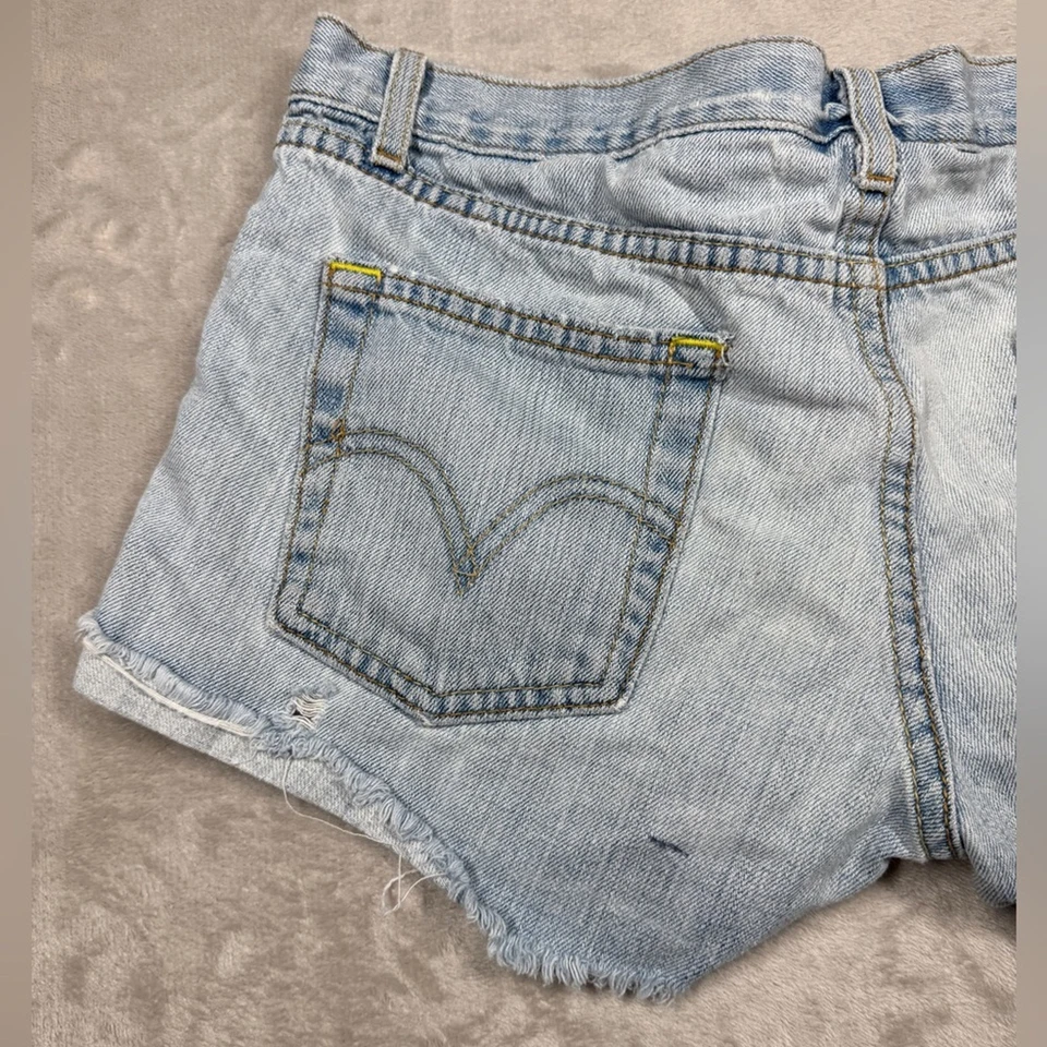 Vintage Levi’s Boyfriend 100% Cotton Worn In Light Blue Denim Shorts Size 5 - Image 2 of 4