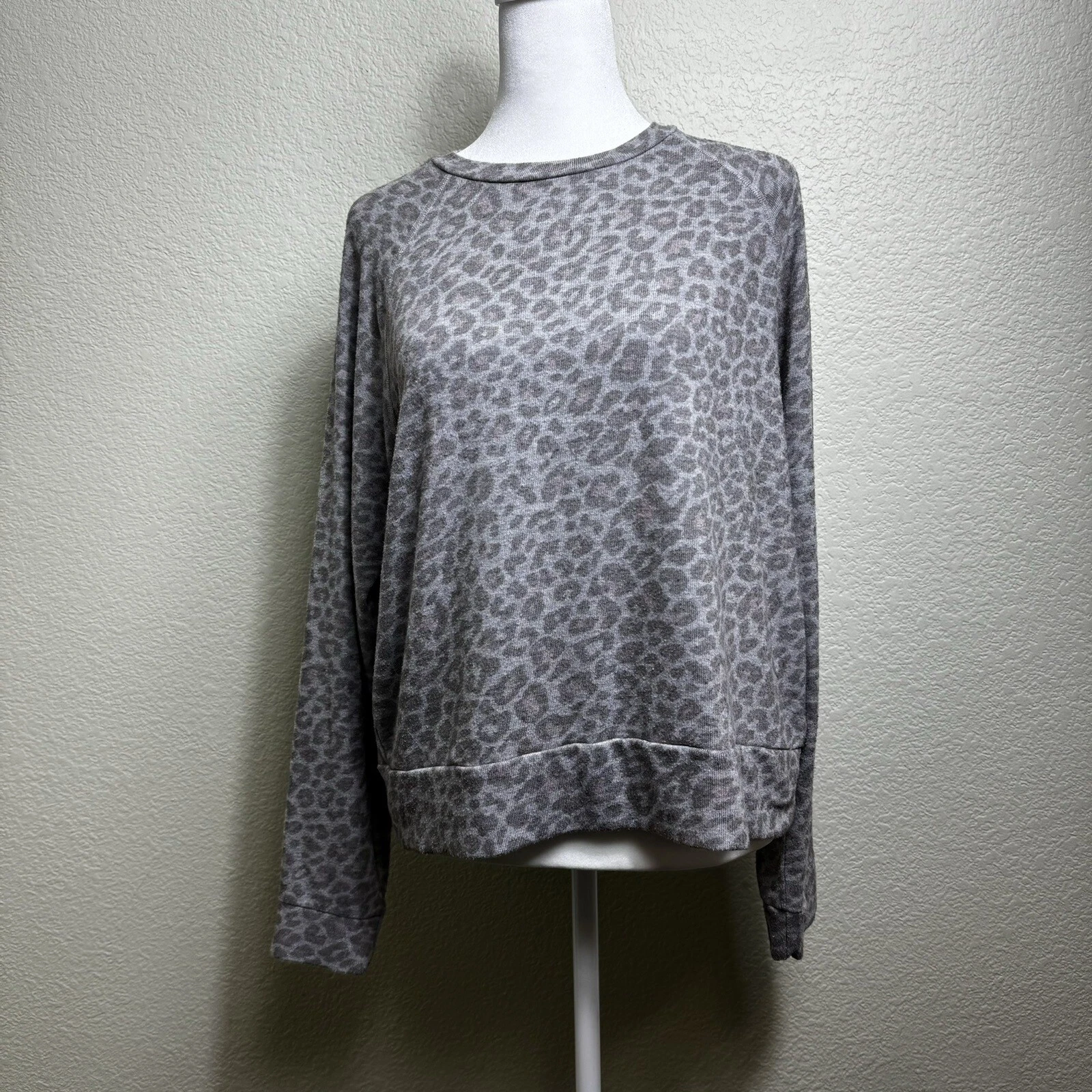 beyond-yoga leopard raglan crew neck light soft sweatshirt
