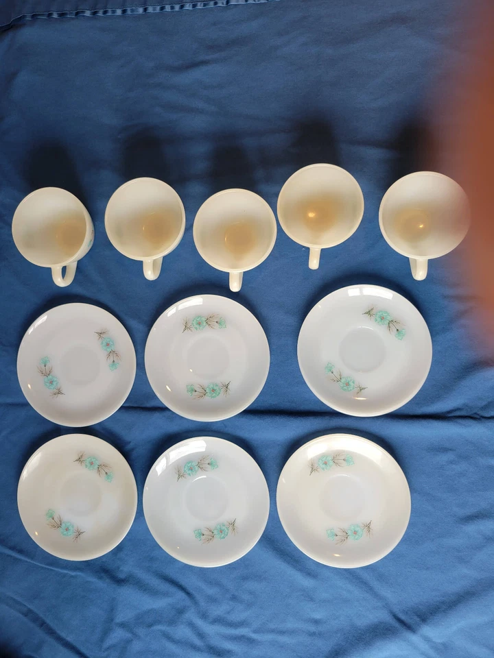 Juego de tazas y platillos de café vintage Fire King con patrón de flores azules Bonnie  Foto 2 de 4