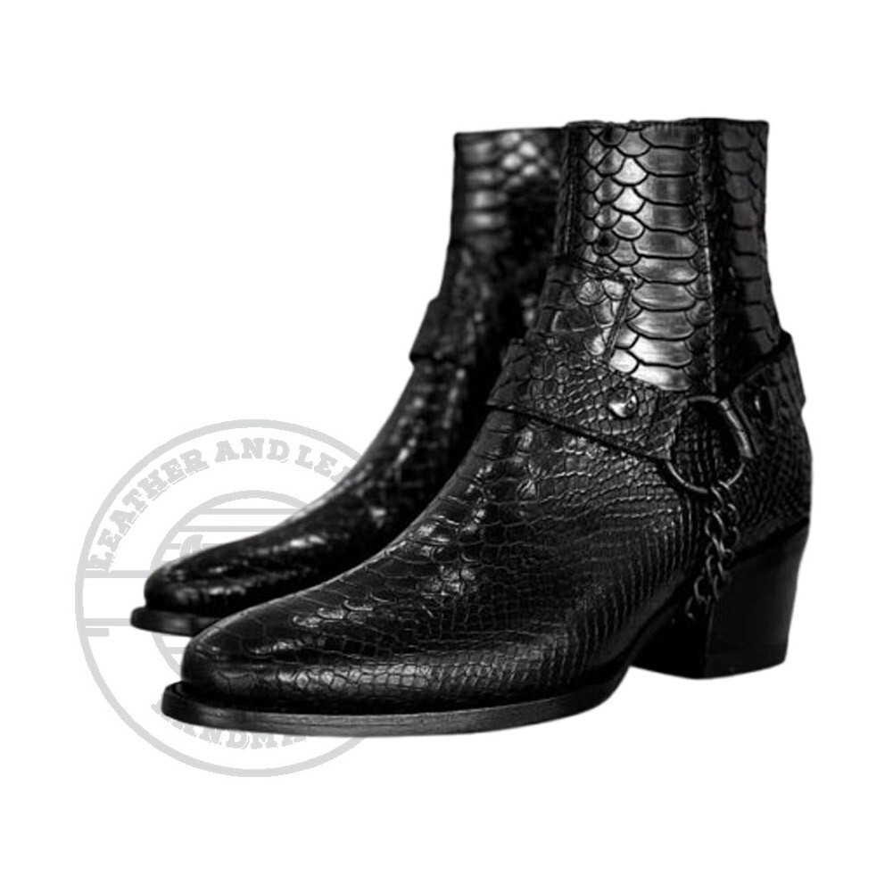 Bota de cuero estilo textura pitón negra hasta el tobillo con correa Madrid para hombre