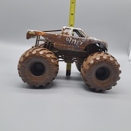 Camiones Monster Jam Hot Wheels escala 1:24 Stay Dirty I Luve Mud - Imagen 8 de 14