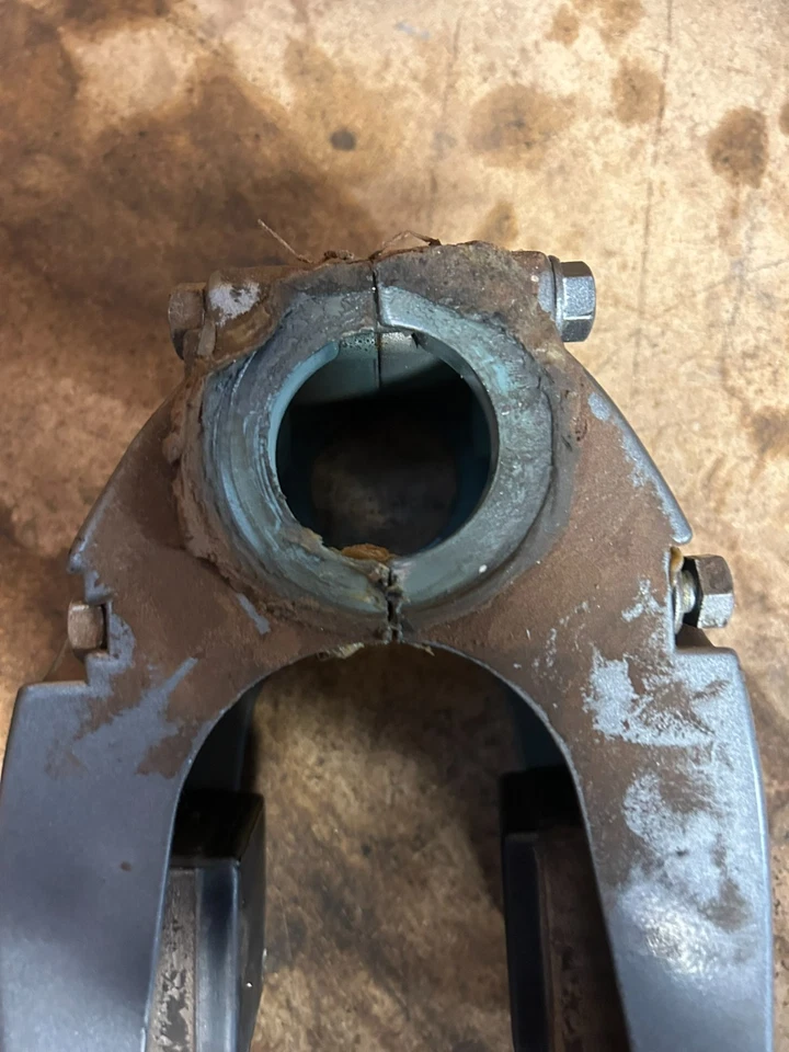 1990 Mariner 30HP ELO 2-Stroke Outboard Lower Mount Housing Set OEM 84842M - Image 4 of 4