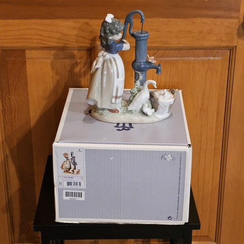 Lladro 9 3/8" Figurine #5285 Summer On The Farm - Girl Pumping Water w/ Orig Box