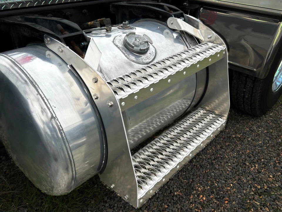 Kit de escalones de tanque de combustible Peterbilt 26" resistente Foto 2 de 4
