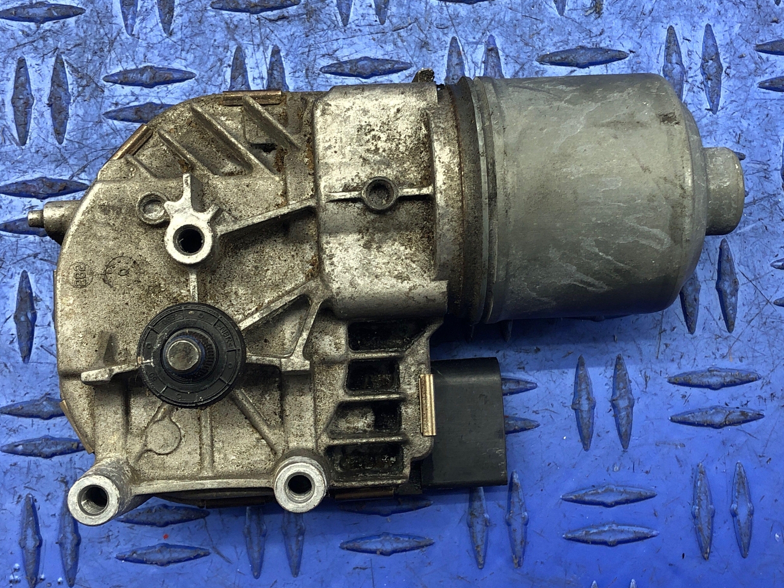 2011-2015 AUDI R8 CONVERTIBLE FRONT RIGHT SIDE WINDSHIELD WIPER MOTOR OEM