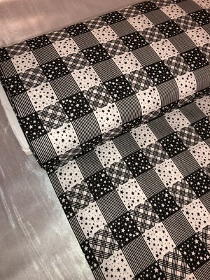 1 mtr schwarz/weiß Patchwork Sternendruck 100% Baumwolle Stoff..55'' breit (139cm)
