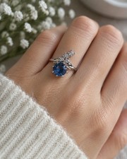 Anillo de cóctel vintage de vidrio azul Avon Indiglow años 70 ajustable tono plata