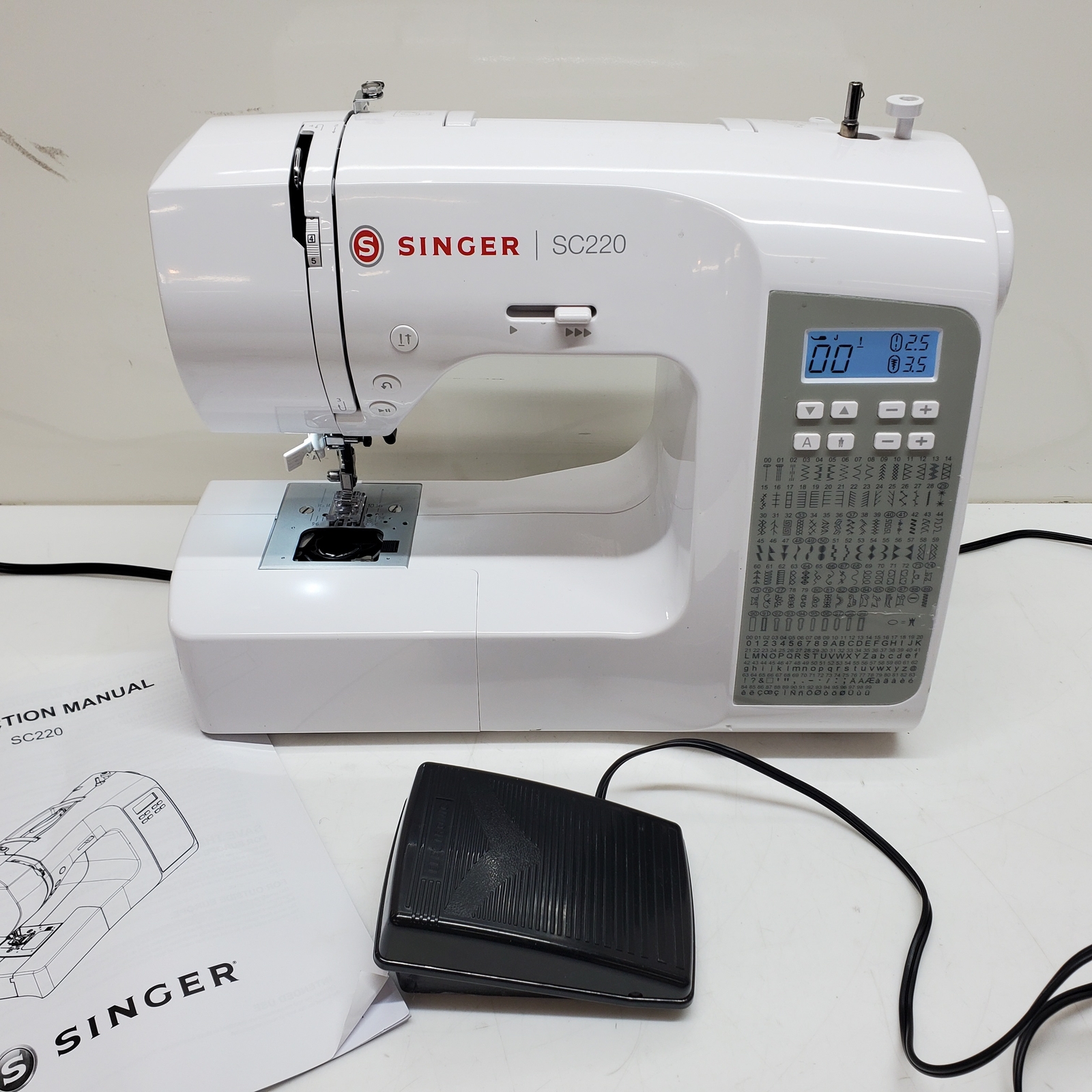 Singer SC220 Sewing Machine 200 Stitch Applications with Foot