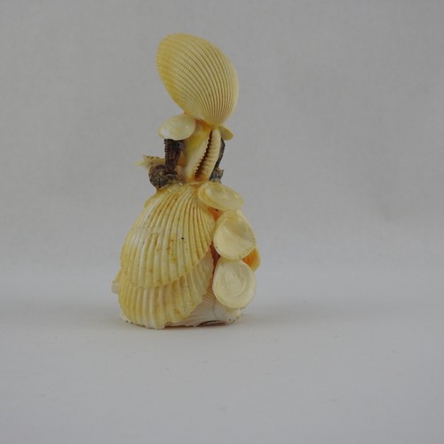 Bambola vintage fatta a mano conchiglia di mare arte popolare lady statuina 4" abito con volant a T - Foto 4 di 9