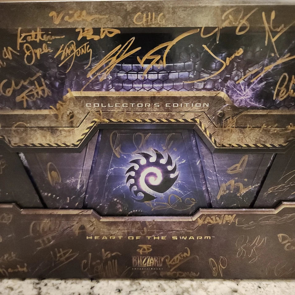 SIGNED Blizzard SC2 StarCraft 2 Heart of the Swarm Collectors Edition Open Box - Image 2 of 4