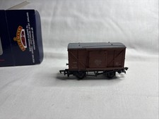 Mainline OO GAUGE 38-161  12T  BR PLANKED VENT VAN  BAUXITE  Bachmann Box