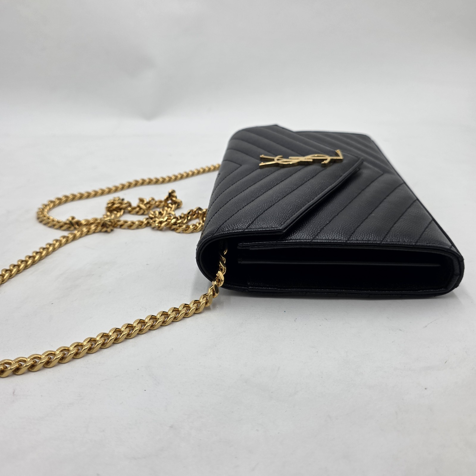 Portafoglio grande Saint Laurent YSL monogramma su catena in pelle granulata