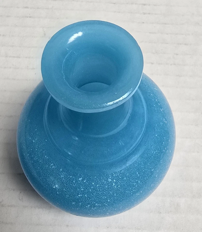 Jarrón pequeño chino de vidrio azul Pekín con pontil pulido Foto 4 de 4