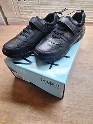 Zapatos escolares Term Maxx Costco fáciles de sujetar para niño con cordones negros tallas 13-4