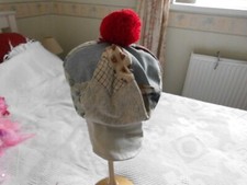 patchworkowa czapka z tkaniny z odpinanym bobblem do fantazyjnej sukienki lub pantomimy