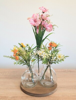 Scandi Trio Vasen auf rustikalem Holzständer, Blumen, Knospen & Stiele. Display