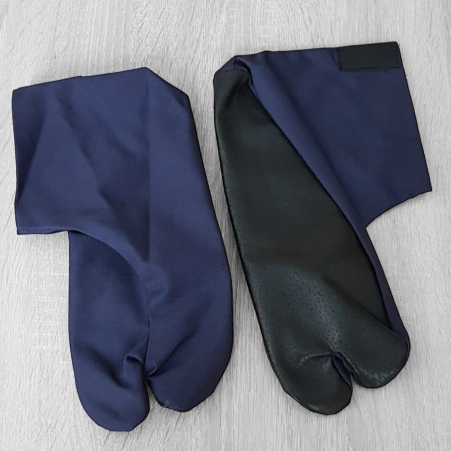 Zapatos japoneses Tabi azules con cierre de gancho y bucle Foto 2 de 4