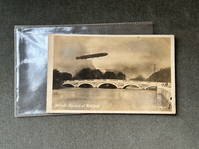 Seltene Postkarte Foto von britischem Luftschiff über Bedford Bridge von Blake S Edgar