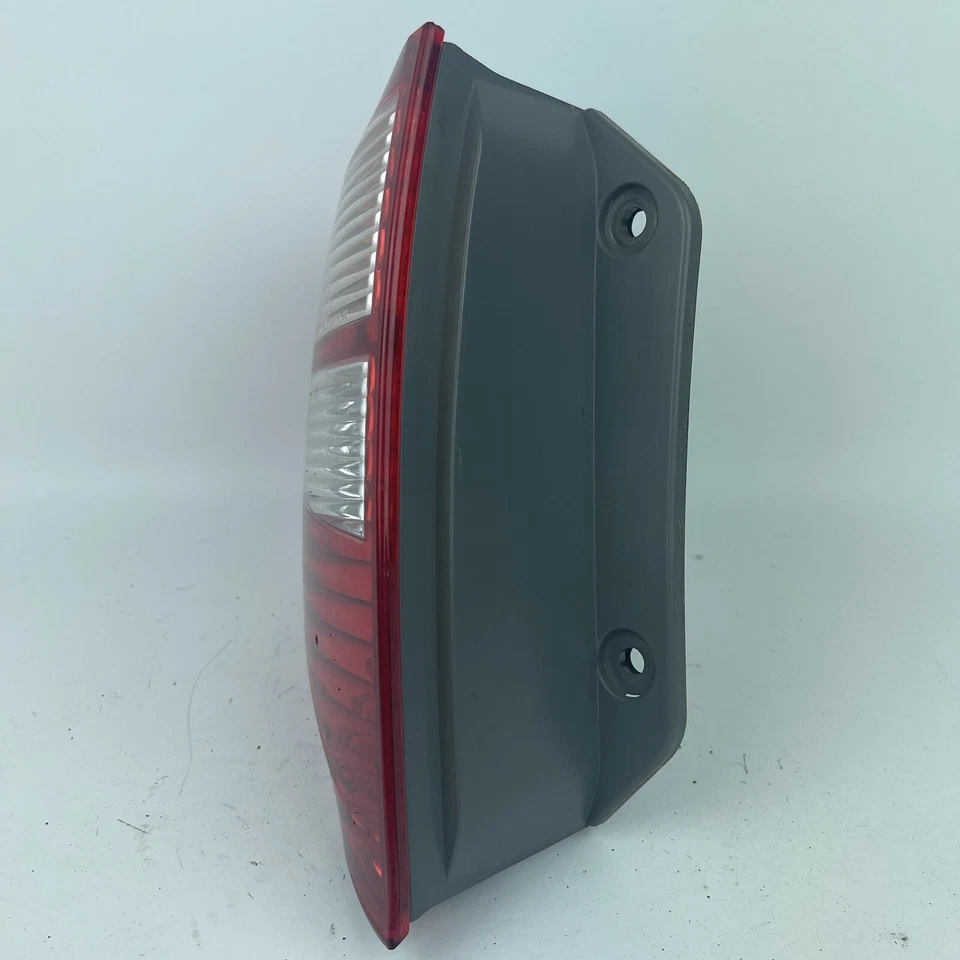 Luz trasera de freno izquierda Isuzu Axiom Driver 2002 2003 2004 OEM Foto 3 de 4