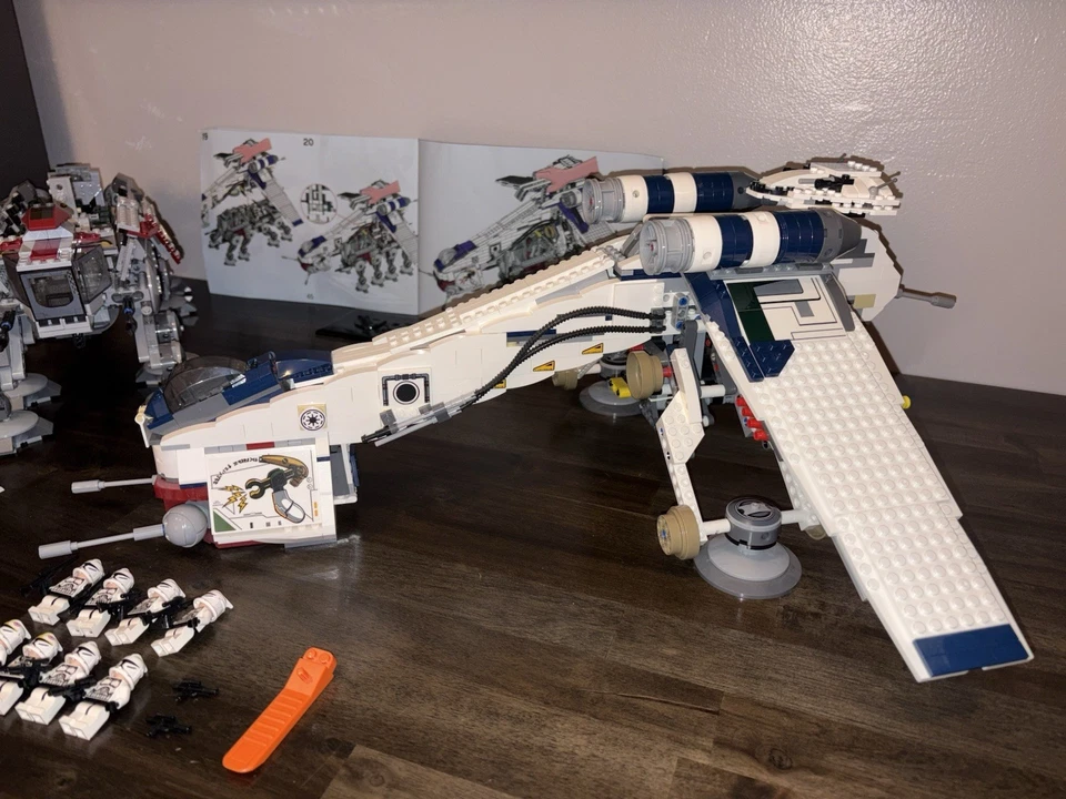 BRICKZ Custom Star Wars Republic Dropship AT-OT 10195 & Red LEGO Coruscant Clone - Image 3 of 4