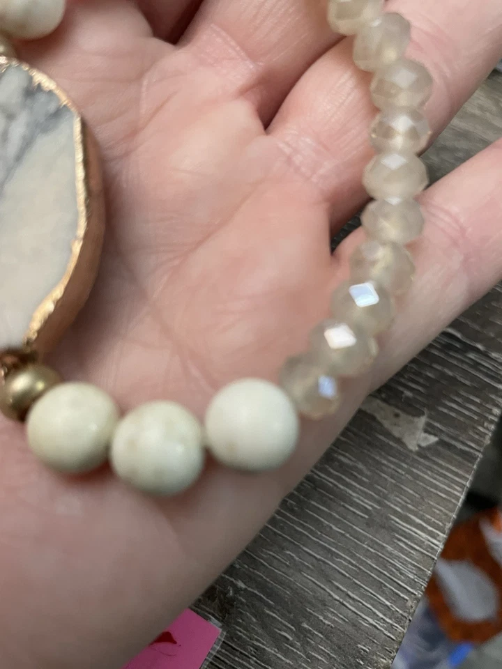 Pulseira elástica fatia de pedra natural boho contas de vidro Howlite acabamento dourado - Imagem 3 de 3