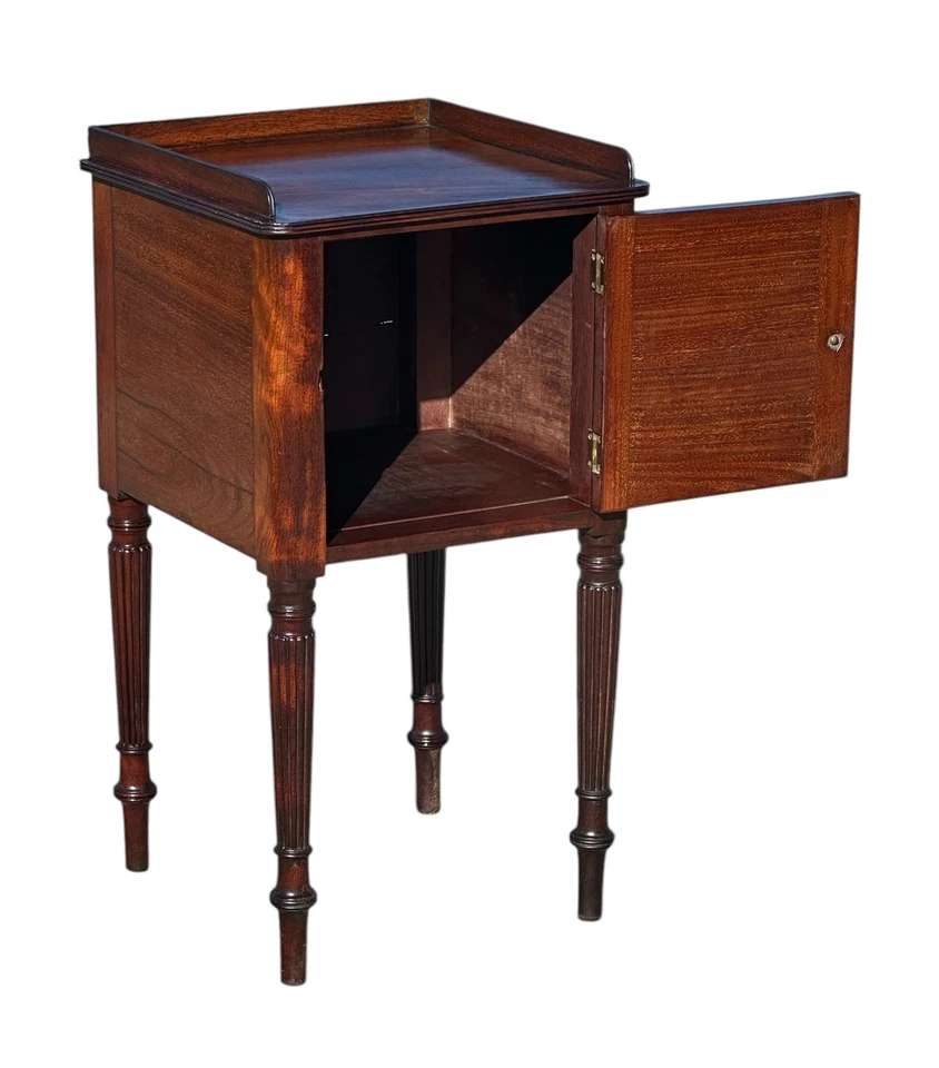 ANTIQUE SHERATON MAHOGANY BEDSIDE CABINET OR NIGHTSTAND WITH RAISED GALLERY - Image 4 of 4