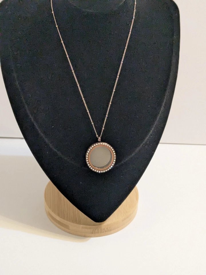 Collar medallón transparente con bisagras forrado en cristal origami búho 15". Tono chocolate. Foto 2 de 4