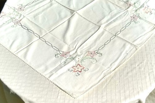 Table Linens Lot (4) Ps Tablecloths & Runner Handmade Embroidered X Stitch VTG - Picture 5 of 12