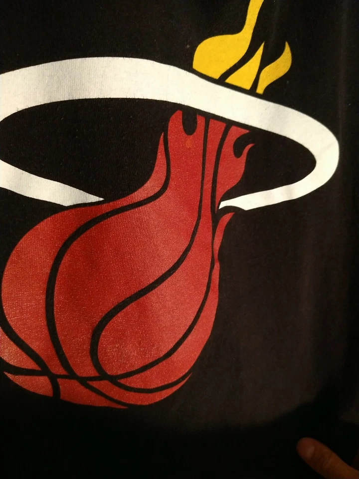 Vintage Miami Heat T-shirt LeBron James Size XL basketball nba - Image 3 of 4