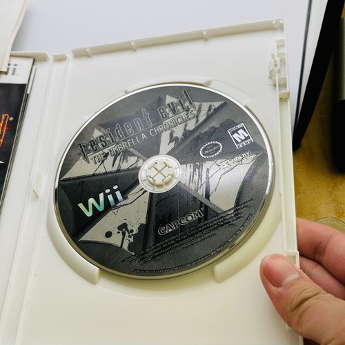 Resident Evil Umbrella Chronicles for Nintendo Wii, complete in Box with Manual - Picture 5 of 9