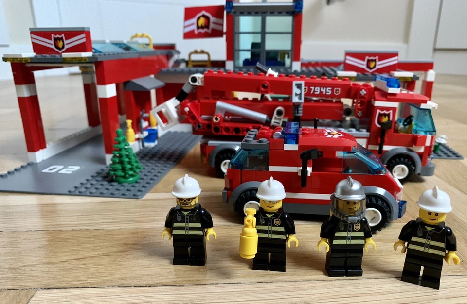 LEGO City 7945 Fire Station, foto 2 de 5