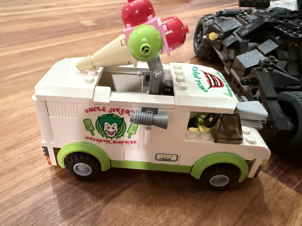 LEGO Batman: The Tumbler: Joker's Ice Cream Surprise (7888) 90% Complete - Image 3 of 4