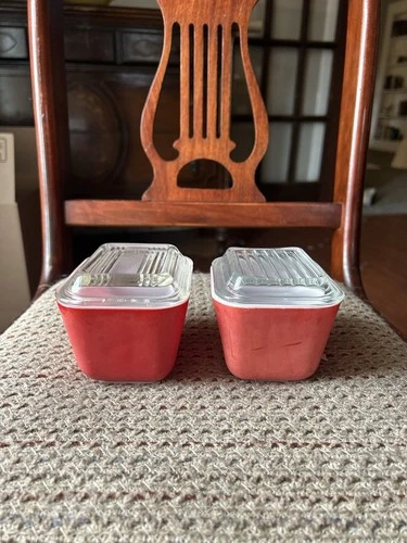 Vintage Pyrex 501 B 1.5-cup small red refrigerator dishes with Ribbed glass lids