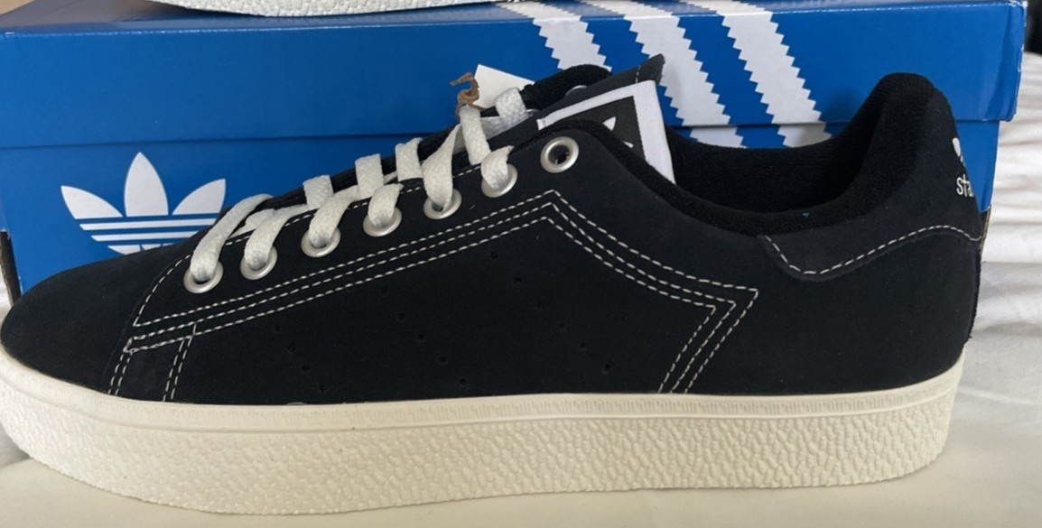 Nwt: Adidas Core Black White / Gum Bottom Suede Id2042