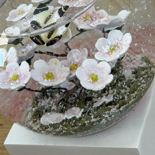 CoolSnowGlobes Schmetterling auf Ast Schneekugel Kirschblüten 4-7/8" hoch - Bild 7 von 13