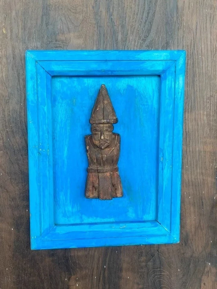 Figura de hombre tribal antiguo tallada a mano de madera vintage colgante marco de pared azul Foto 3 de 4
