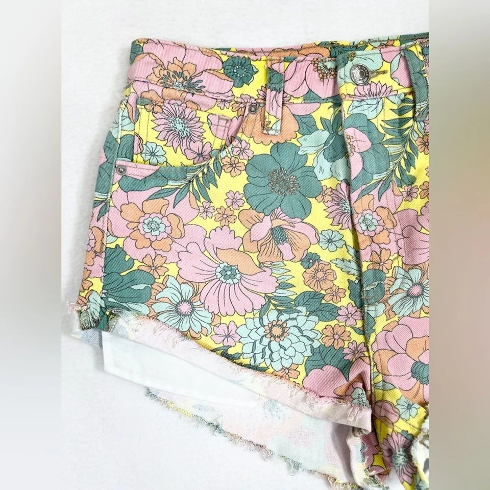 Pantalones Cortos WILD FABLE Tiro Alto Corte Descarado Retro Hippie Patrón Floral Talla 0 Foto 3 de 4