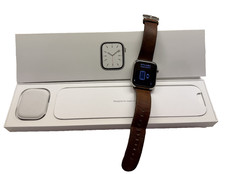Apple Watch Series 7 45mm Stainless Steel / Apple leather band